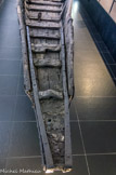 <center>Chaland gallo-romain </center> La proue est très fuselée. Elle lui confère une morphologie originale. Fragile, elle est renforcée par une armature en fer d'environ 70 kg.