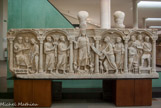 <center>Sarcophage de la remise de la loi à St Pierre
Marbre de Carrare. Fin du IVe siècle</center>Dans la niche centrale, le Christ Docteur, debout sur la montagne d'où sortent  les quatre fleuves du Paradis, tend le livre déroulé de la Loi à Pierre (à droite) accompagné d'un apôtre. A la gauche du Christ, Paul et un apôtre séparés par un palmier portant le phénix, symbole de la Résurrection. Aux extrémités, à gauche, le lavement des pieds ; à droite, le Christ devant Pilate et la scène du lavement des mains.
Sur les petits cotés, à gauche, la Source Miraculeuse, à droite, le baptême du Christ dans le Jourdain.