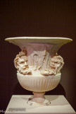 <center>Vase aux masques. Vers 80-100 apr. J.-C. Marbre(de Paros ?)</center>Ce vase a été utilisé pour décorer un jardin romain. Sa forme imite celle de récipients grecs en usage lors des banquets aristocratiques. Les satyres barbus, les peaux de bête suspendues et le bâton de berger qui décorent la panse du vase évoquent une atmosphère rustique. Traditionnellement liés au théâtre, ces masques fêtent ici les thèmes dionysiaques de la nature sauvage et des passions débridées, mis en scène dans les drames satyriques.