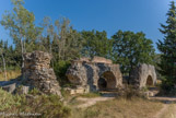 <center>L'aqueduc et les moulins de Barbegal</center>L'ouvrage primitif comportait deux branches convergeant dans un bassin d'où partait un conduit unique alimentant Arles. Sa branche orientale fut détournée pour alimenter la meunerie de Barbegal, tandis que la branche occidentale continua à alimenter la ville d'Arles.