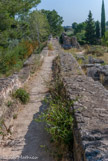 <center>L'aqueduc et les moulins de Barbegal</center>Les deux aqueducs et leurs canaux.