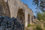<center>L'aqueduc et les moulins de Barbegal</center>Les piles sont élevées en petit appareil et utilisent parfois à leur soubassement des blocs de grand appareil en réemploi ; les arches sont également en petit appareil, complété par de la brique. Cette façon de procéder se retrouve cependant ponctuellement sur le tracé de l’aqueduc du versant sud, notamment sur le tronçon parallèle à l’aqueduc d’alimentation de la meunerie, ce qui laisse croire que la construction de cette dernière est contemporaine d’une campagne de restauration générale du réseau hydraulique.