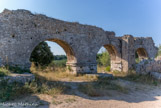 <center>L'aqueduc et les moulins de Barbegal</center>Les deux aqueducs et leurs canaux. Au premier plan à droite, un pilier de l'aqueduc de la meunerie dont la base est moellons. Derrière lui, l'aqueduc d'Arles, avec trois arches visibles, et dans la partie supérieure, le canal. Les bases de l'aqueduc d'Arles sont construites en grand appareil. Cette différence de traitement, et donc de qualité de construction, explique la meilleure conservation de l'aqueduc d'Arles, malgré qu'il soit un siècle plus vieux.
