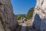 <center>L'aqueduc et les moulins de Barbegal</center>La pierre trouée. Vue de la fin de l'aqueduc. Sur une plaque commémorative est marqué : 