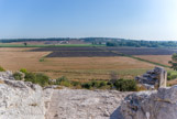 <center>L'aqueduc et les moulins de Barbegal</center>Fin de l'aqueduc. En contrebas se trouvaient les moulins. L'eau actionnait deux séries de huit roues verticales à augets disposées de part et d'autre d'une allée centrale. Elles fournissaient l'énergie à des moulins à farine.