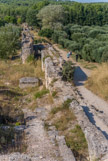 <center>L'aqueduc et les moulins de Barbegal</center>Les deux aqueducs sont côte à côte, et se séparent à la pierre trouée derrière laquelle se trouvent les vestiges de la meunerie romaine de Barbegal. A gauche, l'aqueduc qui alimentait Arles en eau potable, à droite l'aqueduc alimentant la meunerie.