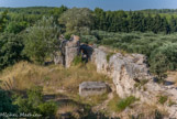 <center>L'aqueduc et les moulins de Barbegal</center>Fernand Benoît avait dans un premier temps daté cette construction au IV° de notre ère, la liant avec la diffusion du christianisme et la raréfaction de l’esclavage qu’elle aurait entraîné. Cependant, des recherches effectuées dans les années 80 par le CNRS et l’Université de Provence ont démenti cette hypothèse et restitué l’élaboration du complexe au II° après JC.