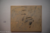 <center>Arles : Luma.</center>Cy Twombly, 1969. Il réalise une série de peintures connues pour leurs fonds pâles inhabituels, leurs lignes expressives et leurs motifs semblables à des croquis. Des couleurs blanches chaudes, des formes géométriques telles que des cylindres et des rectangles, des gribouillages et des mesures de toutes sortes sont caractéristiques de ces oeuvres. La délicatesse des lignes et la suggestion du mouvement révèlent un intérêt pour les constellations, les corps célestes, les mesures de distance et la gravité, éléments largement présents dans son oeuvre.