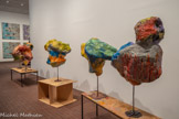 <center>Arles : Luma.</center>Franz West – Sans titre, 2009. Papier mâché, peinture, métal. Dans ses sculptures, les formes classiques sont fragmentées et brisées. En utilisant des matériaux recyclés tels que du papier mâché fait de journaux et d’annuaires, West a mis au point une représentation puissante de la sculpture libérée des conventions. Ses sculptures aux couleurs vives se caractérisent par une théâtralité tirant sur le carnavalesque. L’évocation de formes humaines – masques et corps difformes – sous-tend un point de vue unique sur l’impression de la figure et de la forme humaines.
