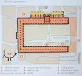 <center>Les cryptoportiques. </center> Les cryptoportiques servaient de soubassement au forum...Ce qui n'empêche pas qu'ils aient été transformés en lieu de stockage dans l'Antiquité tardive. Leur originalité est à rechercher ailleurs : en raison de la forte déclivité du terrain, les architectes durent effectuer d'énormes travaux de remblaiement et faire déboucher à l'air libre la branche nord.
