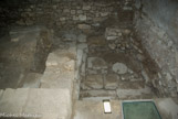 <center>Les cryptoportiques. </center> Entrée. Sous la vitre, un des soupiraux qui éclairait la galerie.