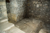 <center>Les cryptoportiques. </center> Entrée. Le premier forum a été construit sous le règne d'Auguste, en même temps que les cryptoportiques. Un second forum, dont les restes sont visibles dans la cour du musée Arlarten, est daté du règne de l'empereur Tibère, la partie commerciale du règne de Constantin car on a utilisé la voûte d'arête et de la brique. Dès le Ve siècle, c'est le déclin.