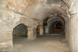 <center>Les cryptoportiques. </center> Les arcades sont en grand appareil, les murs extérieurs, en petit appareil, les voutes en petits moellons , recouvertes à l'origine d'un crépis, ainsi que les murs. Au-dessus des arcades, une corniche moulurée