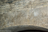 <center>Les cryptoportiques. </center> Sur une des arcades, une inscription, gravée sans doute au XVIIIe siècle, date la construction des cryptoportiques, considérés alors comme des bains, du premier triumvirat de César, Antoine et Lépide.