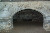 <center>Les cryptoportiques. </center> Deux piliers rectangulaires reliés par un arc surbaissé.