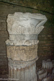 <center>Les cryptoportiques. </center> Tambour de colonne. D'après sa taille, on peut estimer la hauteur de la colonne à 10 m environ. On a le style corinthien avec des feuilles d'acanthe, des palmettes tenues par un ruban.