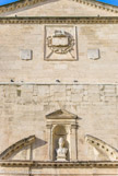 <center>L'église Saint-Anne. </center>Sous le fronton triangulaire surbaissé à corniche à modillons, on peut remarquer deux blasons, martelés à la Révolution, qui portaient l'un les armes de France (Louis XIII ayant, lors de sa visite à Arles le 30 octobre 1622, fait un don de 15 000 livres pour sa reconstruction), l'autre les armes de la Ville ; au-dessus du portail d'entrée un niche abritait une statue de la Vierge remplacée par un buste de Minerve lors de l'instauration du musée lapidaire.