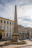 <center>Place de la République. </center> Aménagée au XVIIe siècle, lors de la construction de l'hôtel de ville. L’obélisque provient de la spina (mur central autour duquel court la piste) du cirque romain. Après l’abandon de celui-ci, à partir du VIe siècle, l’obélisque s’effondra et se brisa en deux.