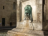 <center>Place de la République. </center> Un des quatre masques d'Hercule.