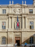 <center>L’hôtel de ville.</center> Au-dessu de la porte d'entrée, un bas-relief avec les armes de la ville