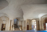 <center>L’hôtel de ville.</center> Lors de son passage inopiné, Jules Hardouin-Mansart proposa de nouvelles élévations pour les façades, un déplacement de l'escalier et surtout convainquit le conseil de la possibilité de voûter le vestibule du rez-de-chaussée sans aucun pilier intermédiaire. Cette voûte très surbaissée, formée de deux berceaux à angle droit, retombe en culs-de-four et est raccordés aux parois par des lunettes.