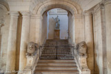 <center>L’hôtel de ville.</center> L'escalier d'honneur qui conduit à la salle du conseil, est encadré par deux lions sculptés par Jean Dedieu. Il est orné dès l'origine de la Vénus d'Arles, une antique gréco-romaine découverte au théâtre antique d'Arles, mais aujourd'hui il s'agit d'une copie de l'œuvre modifiée par Girardon dont l'original se trouve désormais au Louvre.