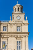 <center>L’hôtel de ville</center> Si la tour de l’Horloge apparaît aujourd’hui partie intégrante de l'hôtel de ville, en fait, plus d’un siècle sépare la construction des deux édifices. Elle fut construite, en effet, au milieu du XVIe siècle en remplacement d’une tour plus ancienne.  Quatre horloges, dont une seule subsiste, furent installées dans la partie supérieure de la tour. A l’intérieur se trouvaient plusieurs cloches (une grosse et deux petites) qui sonnaient dans les moments importants de la vie de la cité, notamment en cas d’alerte.