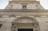 <center>Chapelle des Jésuites. </center> L’édifice est caractéristique de l’architecture classique, avec des éléments de décor baroque. La grande façade de la chapelle offre un bel ordonnancement classique. Des entablements à fortes corniches à denticules séparent les trois niveaux ornés de frontons curvilignes ou interrompus, et de niches abritant autrefois des statues. Pilastres et colonnes accentuent la verticalité de cette façade, qui présente des éléments de décors baroques (mascarons avec draperies, par exemple).