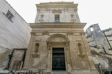 <center>Chapelle des Jésuites. </center>En 1648, les Jésuites dont le premier collège avaient été installé dans les ruines du Théâtre Antique, transférèrent leur établissement rue Balze, dans l'ancien palais Laval – Castellane (XVe siècle), aujourd'hui Muséon Arlaten. Une chapelle destinée aux élèves est construite sur le côté Est du bâtiment. Sa façade offre un bel ordonnancement classique. Entablement avec corniche à denticules.