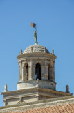 <center>L’hôtel de ville</center> La structure architecturale de la tour de l’Horloge et son décor antiquisant imitent le mausolée romain des Antiques à Saint-Rémy-de-Provence. 
Entablements avec frises sculptées, colonnes cannelées et chapiteaux ioniques et corinthiens sont particulièrement raffinés. La rotonde est surmontée de « l’homme de bronze », statue représentant le dieu Mars, autre évocation de l’Antiquité. Laurent Vincent, fondeur avignonnais, la réalisa en 1555. On dit qu’elle fut faite avec le bronze des canons que l’armée de Charles Quint avait abandonnés lors de son incursion en 1536.