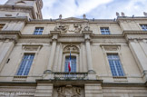 <center>L’hôtel de ville.</center> Façade arrière. Sous le balcon, le bas-relief avec les armes de la ville.