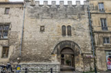 <center>Palais des Podestats </center> Ancien palais du Viguier. Le palais des Podestats, de style roman,  date du XIIIe siècle. La façade à l’allure fortifiée conserve encore ses créneaux, ses meurtrières, ses fenêtres géminées en plein cintre et son porche roman. A gauche de ce porche, on remarque encore « le banc de justice », gradin de pierre où s’installaient les officiers comtaux pour prêter serment et jurer de respecter les privilèges de la ville.