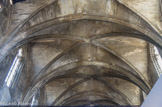 <center>L'église des Dominicains. </center> Croisées d'ogives de la nef. L'éclairage du vaisseau central est assuré par de hautes fenêtres placées entre les contreforts extérieurs contrebutant la poussée de la nef par l'intermédiaire d'arcs-boutants.