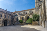 <center>L'archevêché. </center> Cour de l'archevêché.
