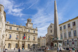 <center>Place de la République. </center> A droite, l'église Saint Trophime et l'archevêché.