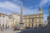 <center>Place de la République. </center> Au centre, l'obélisque et la fontaine de Péru et derrière, la mairie. A gauche, l'église Sainte Anne. La rue, à doite, rue de l'hôtel de ville, est l'ancien cardo romain.
