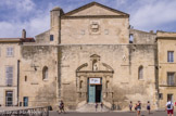 <center>L'église Saint-Anne. </center> Reconstruite au début du XVIIe siècle, elle témoigne d’une période de vif élan pastoral, au sein de l’Eglise d’Arles, impulsé notamment par le concile de Trente. A l’initiative 
de l’archevêque Monseigneur du Laurens, l’église fût rebâtie, en léger retrait de la place Royale, dont on prévoyait l’agrandissement qui laissera place au futur hôtel de ville.