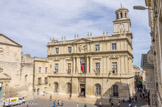 <center>Place de la République. </center> Elevé sur trois niveaux, il présente un rez-de-chaussée traité comme un socle, avec un décor de bossages. Le premier étage, dit “noble”, possède un imposant décor central où des doubles colonnes encadrent une porte-fenêtre qui ouvre sur un balcon à balustrade de pierre. 
Le deuxième étage est dominé par un fronton central où figure un soleil, symbole de Louis XIV, un décor de balustres et de pots-à-feu.