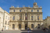 <center>Place de la République. </center> L'hôtel de ville, bel édifice baroquue achevé en 1675 par l'arlésien Peytret, d'après les plans de Mansart. Il remplace une ancienne maison commune qui s’élevait entre la maison du roi (ancien palais des Podestats) et la tour de l’horloge que les édiles voulurent conserver. L’édifice est particulièrement admirable par la richesse de son décor, sculpté en grande partie par l’Arlésien Jean Dedieu, et par la voûte en berceaux de son vestibule, audace technique pour l’époque. Le beffroi date de 1555. Sa conservation et son intégration lors de la construction de l’hôtel de ville, furent voulues par les consuls.