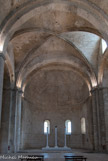 <center>L'abbatiale (XIIe siècle)</center>Le chœur, s'ouvrant totalement sur la nef, est percé  de trois fenêtres décalées sur son côté sud pour créer au nord un mur plein épaulant la construction. Les trente moines de chœur s'y rassemblaient pour célébrer les offices liturgiques : vigiles, laudes, tierce, messe, sexte, none, vêpres et complies. La nudité actuelle du lieu fait oublier l'abondance et la richesse de son mobilier au XVIIIème siècle : autels en marbre, stalles et sièges de bois, lutrin, retables, tableaux, vitraux peints et ferronneries. Le fond de l'abside n'a reçu aucune décoration, sauf les trois baies de plein cintre, qui ont été décentrées pour éviter une ouverture au mistral.