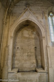 <center>L'abbatiale (XIIe siècle)</center>Enfeu de l'abbé Bertrand de Maussang, abbé de Montmajour au XIVe siècle, avec ses armes.