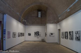<center>Galerie Est</center>La salle capitulaire, ou chapitre, est en partie creusée dans le roc et couverte d'une voûte en plein cintre de trois travées. L'abbé entouré des moines y lisait chaque jour un chapitre (du latin, capitulum) de la règle de saint benoît. Dans cette pièce se déroulaient les événements importants de la vie communautaire : l'élection de l'abbé, la prise d'habit, la gestion des biens... Enfin les moines s'exerçaient à reconnaître leurs fautes lors du chapitre des coulpes.