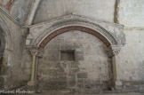 <center>Galerie Est</center>Elle abrite l'enfeu des comtes de Provence où est enterré Raymond Bérenger IV, bienfaiteur de l'abbaye, mort en 1181. Sous un fronton à deux rampants, un arc segmentaire orné de fleurons retombe sur deux chapiteaux à tête de monstres.
