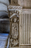 <center>Pilier Nord-Est</center>Le commanditaire du cloître, Guillaume de Bonnieux (1204-1234). Il est représenté en abbé bénissant, deux doigts de la main droite levés, l'anneau au médius et tenant sa crosse de la main gauche. Ses pieds sont posés sur un dragon.