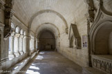 <center>Galerie Nord</center>Consoles du XIIe s. et chapiteaux à crosse du XIXe s. Les doubleaux, qui divisent la galerie en trois travées dans le sens de la longueur, en créant une répartition en surfaces selon l'esprit roman de la voûte en berceau, ont aussi pour fonction de matérialiser, par leur décor architectonique, une composition à étages, inspirée des monuments romains. Les robustes piliers rectangulaires à panneaux de cannelures, qui rythment la galerie, reçoivent la retombée des doubleaux par la superposition de deux pilastres à fûts de section carrée. Le plus grand d'entre eux, placé en saillie sur le nu de la pile, repose par une plinthe sur le banc de pierre en avant du mur bahut.