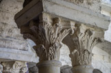 <center>Galerie Est</center>Feuilles d'acanthe et petites figures humaines.  Feuilles d'acanthe.