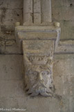 <center>Galerie Est</center>Tête d'homme couronnée et cornue (le roi Salomon). La corne, attribut de Satan, désigne fréquemment dans l'art chrétien la puissance et la force (accroissement fécondité...). Elle peut être également l’image de la luxure et de l'orgueil.