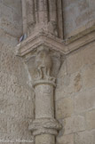 <center>Galerie Est</center>Le doubleau est fait de plusieurs tores. Il descend dans l'angle externe, sur une colonne engagée, dont le fût porte une bague à mi-hauteur, surmontée d'un chapiteau illustré d'un aigle aux ailes déployées tenant un serpent dans ses serres : victoire du bien sur le mal (le Christ contre le démon).