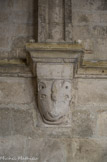 <center>Galerie Est</center>Doubleau composé d'un tore encadré par deux bandeaux carrés. Les culots représentent deux têtes animales; au Nord, celle d'un félin