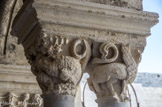 <center>Galerie Sud</center>Personnage assis entouré de deux dragons sous un feuillage de chêne. Combat d'un chevalier contre une chimère.